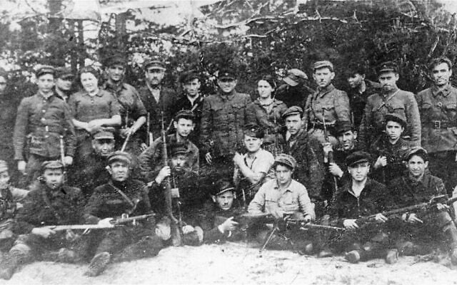 Photo de groupe des membres de l’unité partisane juive de Kalinin (groupe Bielski) en service de garde sur une piste d’atterrissage dans la forêt de Naliboki, 1941-1944. (Crédit : Division des archives/The David M. Rubenstein National Institute for Holocaust Documentation/United States Holocaust Memorial Museum)