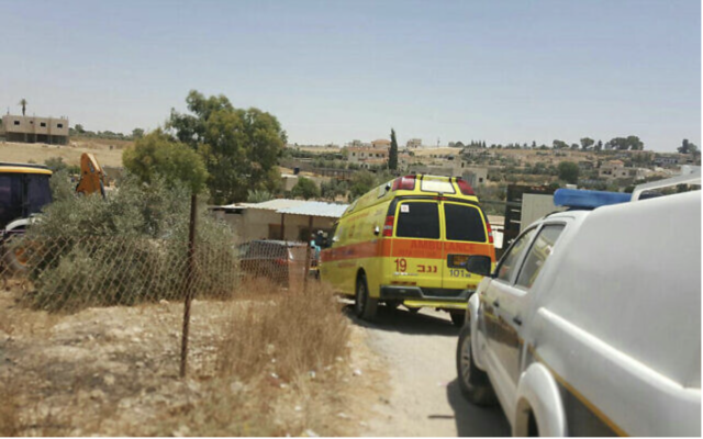 La scène où un enfant de 4 ans a été percuté par un véhicule à Hura, le 30 décembre 2022. (Crédit : Magen David Adom)