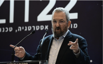 Illustration : L'ancien Premier ministre Ehud Barak s'exprimant lors d'une conférence de l'Institut Gazit, à Tel Aviv, le 5 novembre 2022. (Crédit : Tomer Neuberg/Flash90)