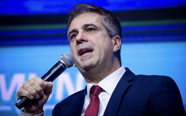 Le député Likud, Eli Cohen, s'exprimant lors d'une conférence, à Tel Aviv, le 8 décembre 2022. (Crédit : Tomer Neuberg/Flash90)