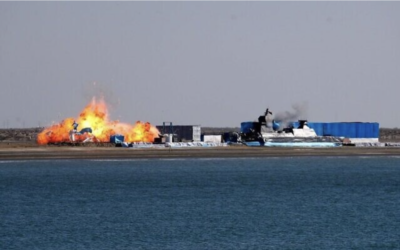 Un drone chargé d'explosifs percutant une base simulée de la Marine israélienne lors d'un exercice en Iran, le 31 décembre 2022. (Crédit : IRNA)