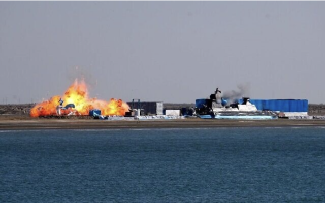 Un drone chargé d'explosifs percutant une base simulée de la Marine israélienne lors d'un exercice en Iran, le 31 décembre 2022. (Crédit : IRNA)