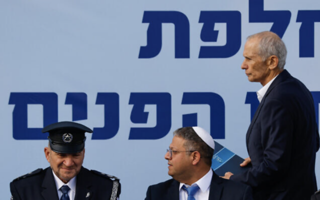 Le nouveau ministre de la Sécurité nationale, Itamar Ben Gvir, au centre, lors de la cérémonie de passation de pouvoirs avec son prédécesseur Omer Barlev, à droite, et le chef de la police israélienne, Kobi Shabtai, à Jérusalem, le 1er janvier 2023. (Crédit : Olivier Fitoussi/Flash90)