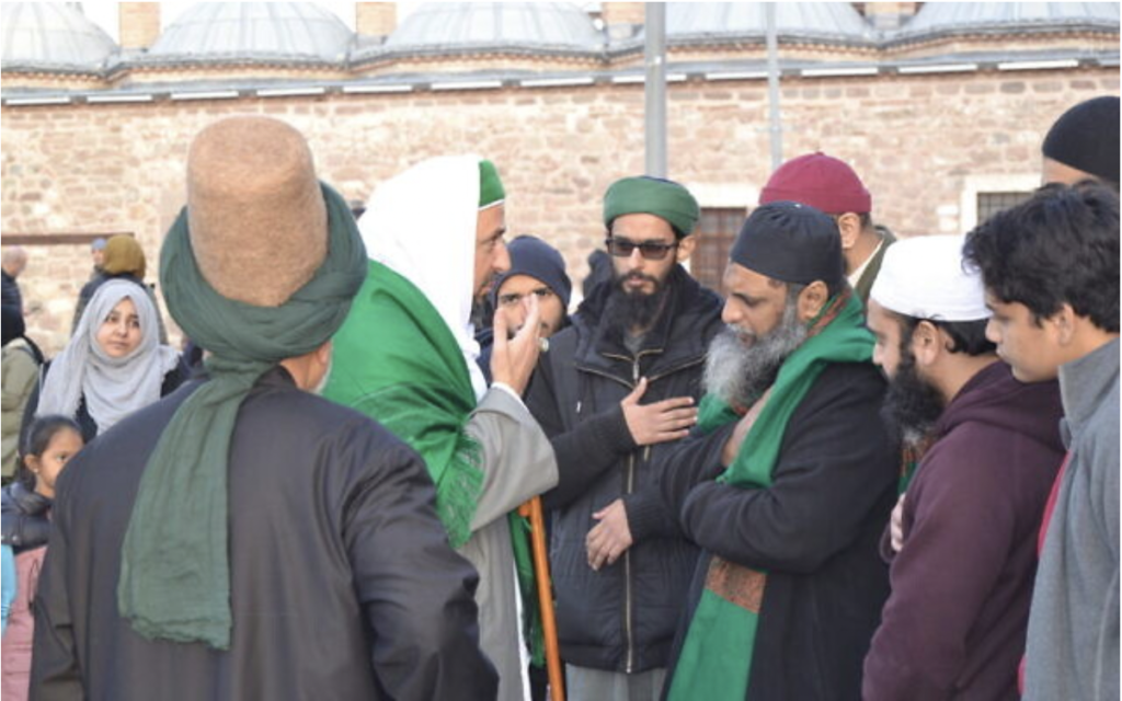 Des derviches Mevlevi du Canada et des États-Unis se réunissant pour le 749e anniversaire de la mort du mystique soufi islamique Rumi, à Konya, en Turquie, le 17 décembre 2022. (Crédit : Tobias Siegal/Times of Israel)