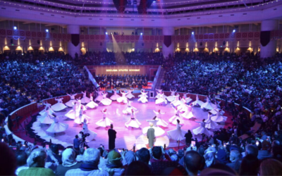 Des derviches tourneurs lors de la cérémonie principale du Sama commémorant le 749e anniversaire de la mort du mystique soufi Rumi, au centre culturel Mevlana de Konya, en Turquie, le 17 décembre 2022. (Crédit : Tobias Siegal/The Times of Israel)
