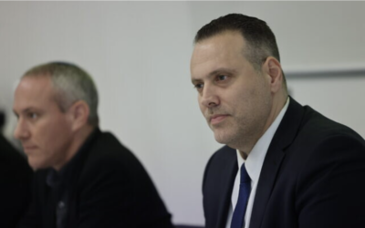Le nouveau ministre de la Culture et des Sports, Miki Zohar, lors d'une cérémonie de passation de pouvoirs avec le ministre sortant, Chili Tropper, en arrière-plan, dans les bureaux du ministère, à Jérusalem, le 2 janvier 2023. (Crédit : Yonatan Sindel/Flash90)