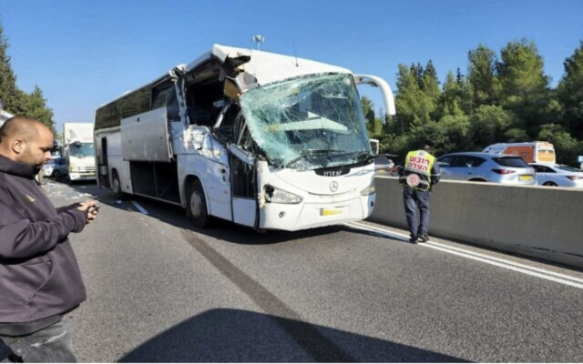 Le lieu d'un accident entre un bus et un camion sur la Route 1, près de Latrun, le 3 janvier 2023. (Crédit : Hatzalah)