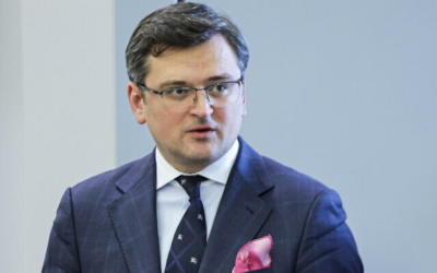 Le ministre ukrainien des Affaires étrangères, Dmytro Kuleba, après une réunion des ministres des Affaires étrangères de l'OTAN au siège de l'OTAN, à Bruxelles, le 7 avril 2022. (Crédit : Evelyn Hockstein/Pool Photo via AP/Dossier)