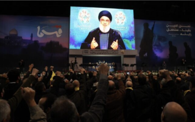 Des partisans du Hezbollah assistant à un discours télévisé du leader du groupe terroriste, Hassan Nasrallah, dans la capitale libanaise, à Beyrouth, le 3 janvier 2023. (Crédit : Anwar Amro/AFP)