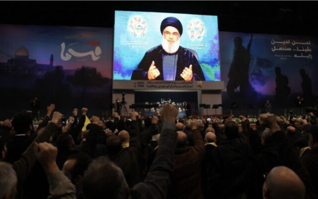 Des partisans du Hezbollah assistant à un discours télévisé du leader du groupe terroriste, Hassan Nasrallah, dans la capitale libanaise, à Beyrouth, le 3 janvier 2023. (Crédit : Anwar Amro/AFP)