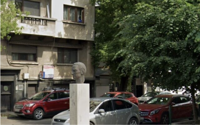 Une sculpture de la tête de Mircea Vulcanescu, à Bucarest, en Roumanie, en 2022. (Crédit : Google Street View)