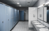 Illustration : Des toilettes publiques (Crédit : Phanithi Siriwong ; iStock by Getty Images)