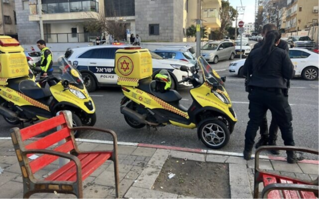 Des ambulanciers du Magen David Adom sur les lieux d'une agression au couteau dans la ville de Bat Yam, le 7 janvier 2023. (Crédit : Magen David Adom)