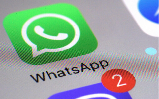 Illustration : L'application de communication WhatsApp sur un smartphone. (Crédit : AP Photo/Patrick Sison)
