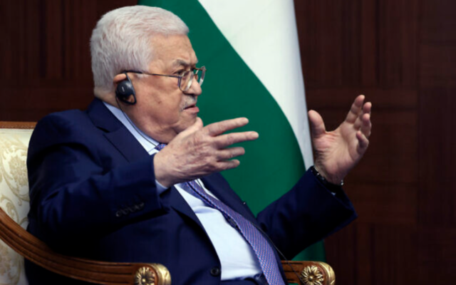 Le dirigeant de l'Autorité palestinienne, Mahmoud Abbas, faisant un geste en parlant au président russe, Vladimir Poutine, lors de leur rencontre en marge du sommet de la Conférence sur l'interaction et les mesures de confiance en Asie (CICA), à Astana, au Kazakhstan, le 13 octobre 2022. (Crédit : Vyacheslav Prokofyev, Sputnik, Kremlin Pool Photo via AP)