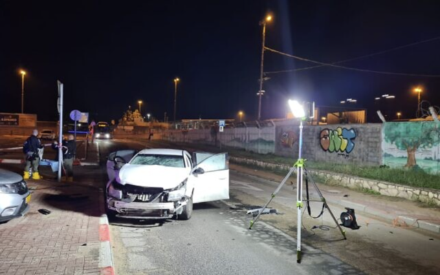 Une voiture endommagée dans une explosion blessant deux hommes, à Netanya, le 8 janvier 2023. (Crédit : Police israélienne)