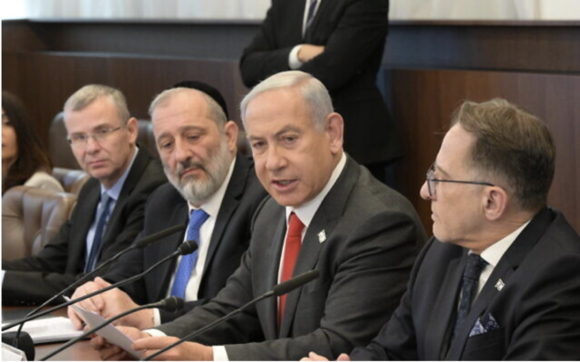 Le ministre de la Justice, Yariv Levin, à gauche, le ministre de l'Intérieur, Aryeh Deri, 2e à gauche, le Premier ministre Benjamin Netanyahu et Tzahi Braverman, à droite, lors de la réunion du cabinet à Jérusalem, le 8 janvier 2023. (Crédit : Amos Ben-Gershom/Bureau du Premier ministre)