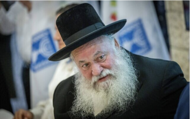 Le ministre du Logement et de la Construction, Yitzchak Goldknopf, lors de la cérémonie de passation de pouvoirs avec le ministre sortant, Zeev Elkin, au ministère du Logement et de la Construction, à Jérusalem, le 1er janvier 2023. (Crédit : Yonatan Sindel/Flash90)