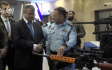 Le ministre de la Sécurité nationale, Itamar Ben Gvir, à gauche, et le chef de la police, Kobi Shabtai, au siège de la police à Jérusalem, le 9 janvier 2023. (Crédit : YouTube/Police israélienne)