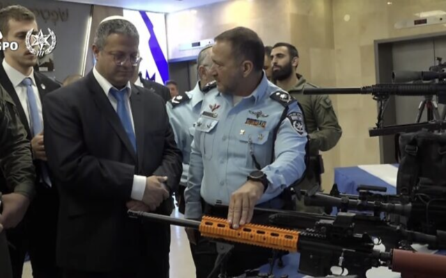 Le ministre de la Sécurité nationale, Itamar Ben Gvir, à gauche, et le chef de la police, Kobi Shabtai, au siège de la police à Jérusalem, le 9 janvier 2023. (Crédit : YouTube/Police israélienne)