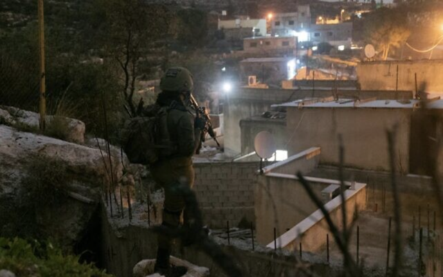 Des troupes israéliennes opérant en Cisjordanie, à l'aube du 9 janvier 2023. (Crédit : Armée israélienne)