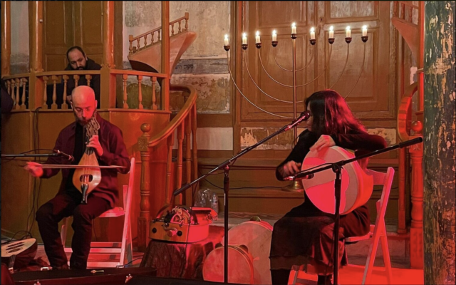 Des concerts de musique juive et ladino, des dégustations de plats traditionnels et des conférences sur la communauté juive d'Izmir, durant le festival. (Crédit : David I. Klein/JTA)