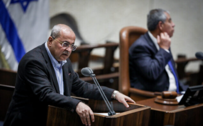 Le député Ahmad Tibi prenant la parole en séance plénière lors d'une cérémonie commémorative marquant les 27 ans de l'assassinat du Premier ministre Yitzhak Rabin, à la Knesset, le 6 novembre 2022. (Crédit : Noam Revkin Fenton/Flash90)