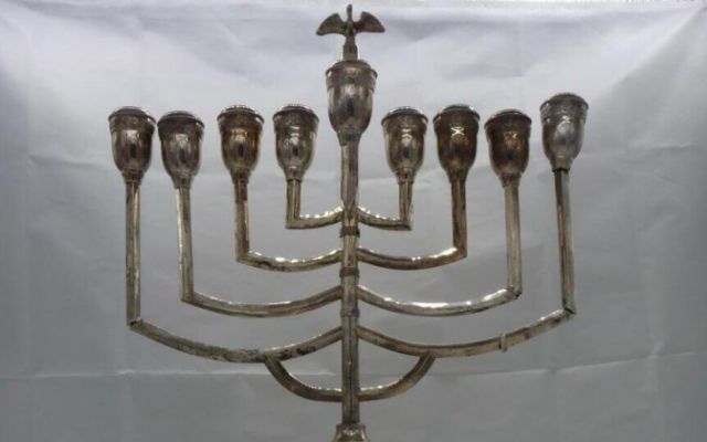 Des objets Judaica cachés pendant la Shoah retrouvés en Pologne en décembre 2022. (Crédit : Municipalité de Lodz)
