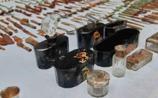 Des objets Judaica cachés pendant la Shoah retrouvés en Pologne en décembre 2022. (Crédit : Municipalité de Lodz)