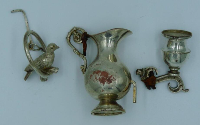 Des objets Judaica cachés pendant la Shoah retrouvés en Pologne en décembre 2022. (Crédit : Municipalité de Lodz)