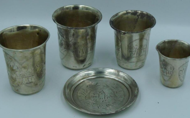 Des objets Judaica cachés pendant la Shoah retrouvés en Pologne en décembre 2022. (Crédit : Municipalité de Lodz)