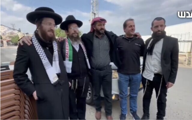 Des membres de la secte Neturei Karta rencontrant des responsables palestiniens à Jénine, le 9 janvier 2023. (Crédit : Twitter)