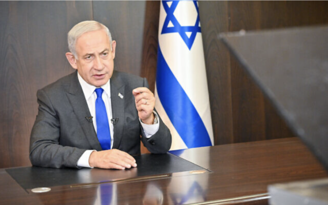 Le Premier ministre Benjamin Netanyahu tenant une conversation par visioconférence avec des membres de l'AIPAC depuis son bureau, à Jérusalem, le 9 janvier 2023. (Crédit : Kobi Gideon/Bureau du Premier ministre)