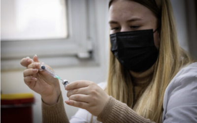 Un soignant préparant une dose de vaccin dans un centre de vaccination à Jérusalem, le 4 janvier 2022. (Crédit : Yonatan Sindel/Flash90/Dossier)