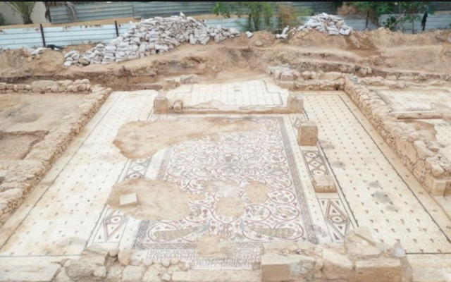 Un sol en mosaïque découvert dans une église de l'ère byzantine trouvée près de Jéricho. (Crédit : Administration civile)
