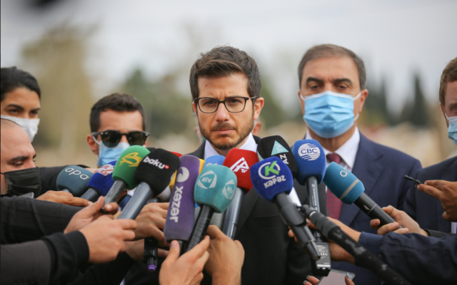 L'ambassadeur d'Israël en Azerbaïdjan, George Deek, s'adressant aux médias azéris dans un quartier résidentiel de la ville de Ganja après qu'elle a été frappée par des missiles arméniens, en octobre 2020. (Crédit : Ambassade d'Israël à Bakou)
