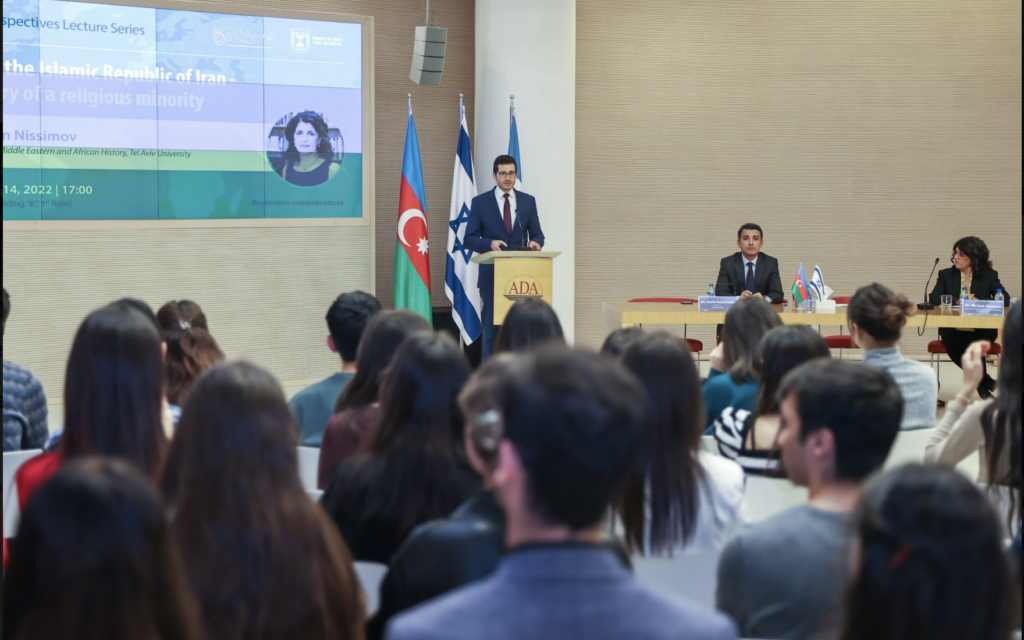  George Deek s'exprimant à l'université ADA de Bakou sur les minorités religieuses, en Iran, le 10 décembre 2022. (Autorisation)