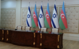Les drapeaux d'Israël et de l'Azerbaïdjan, juste avant la rencontre du Premier ministre Benjamin Netanyahu avec le président azéri Ilham Aliyev, au palais présidentiel Zagulba de Bakou, le 13 décembre 2016. (Crédit : Raphael Ahren/Times of Israel)