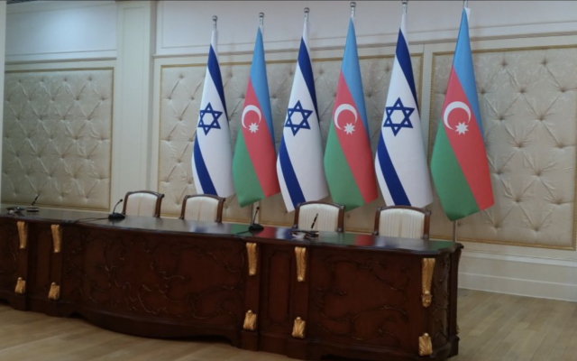 Les drapeaux d'Israël et de l'Azerbaïdjan, juste avant la rencontre du Premier ministre Benjamin Netanyahu avec le président azéri Ilham Aliyev, au palais présidentiel Zagulba de Bakou, le 13 décembre 2016. (Crédit : Raphael Ahren/Times of Israel)