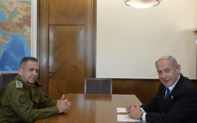 Le chef d'état-major sortant de Tsahal, Aviv Kohavi, à gauche, rencontrant le Premier ministre Benjamin Netanyahu à Jérusalem, le 15 janvier 2023. (Crédit : Amos Ben Gershom/Bureau du Premier ministre)