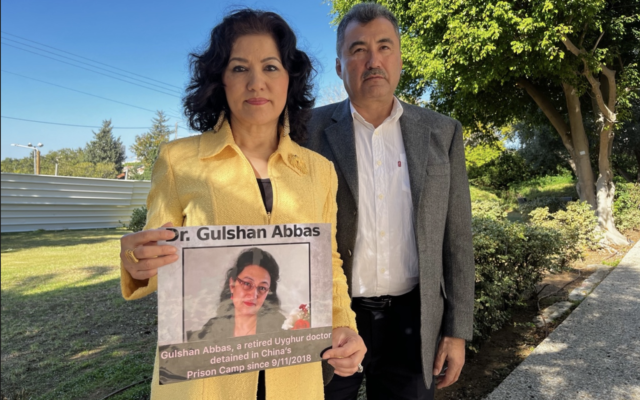 Rushan Abbas, à gauche, tenant une photo de sa sœur Gulshan Abbas, aux côtés de son mari, Abdulhakim Idris, à Tel Aviv, le 19 décembre 2022. (Crédit : Tal Schneider/Times of Israel)