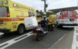 Des secouristes présents à un poste de contrôle suite à un incident impliquant un tournevis, près de l’implantation de Nili en Cisjordanie, le 16 janvier 2023. (Crédit : Magen David Adom)