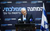 Le chef du parti HaMahane HaMamlahti, Benny Gantz, prenant la parole lors d'une réunion de sa faction à la Knesset, à Jérusalem, le 16 janvier 2023. (Crédit : Olivier Fitoussi/Flash90)
