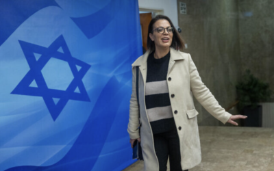 La ministre de la Diplomatie publique, Galit Distel Atbaryan, arrivant à une réunion du cabinet au Bureau du Premier ministre, à Jérusalem, le 15 janvier 2023. (Crédit : Yonatan Sindel/Flash90)
