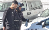 La police arrêtant un Palestinien en situation irrégulière en Israël dans la ville côtière de Netanya, le 19 janvier 2023. (Crédit : Lior Damari)