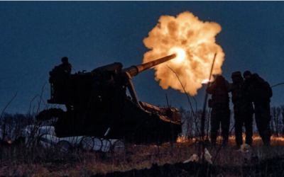 Des soldats ukrainiens tirant avec un système d'artillerie Pion sur des positions russes près de Bakhmout, dans la région de Donetsk, en Ukraine, le 15 décembre 2022. (Crédit : AP Photo/Libkos)