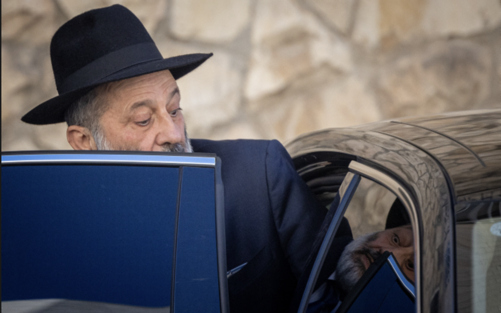 Le leader du Shas, Aryeh Deri, un jour après que la Haute Cour a statué qu'il ne pouvait pas occuper de poste ministériel, devant son domicile à Jérusalem, le 19 janvier 2023. (Crédit : Yonatan Sindel/Flash90)