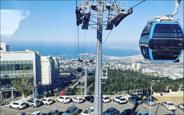 Le téléphérique descendant de l'université de Haïfa vers le Technion, le 18 janvier 2023. (Crédit : Melanie Lidman/Times of Israel)