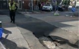 Une petite doline, à Tel Aviv, le 21 janvier 2023. (Crédit : Avshalom Sassoni/Flash90)