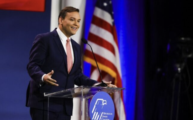 L'élu républicain de New York, George Santos, s'exprimant lors de la réunion annuelle de la Coalition juive républicaine à Las Vegas, Nevada, le 19 novembre 2022. (Crédit : Wade Vandervort/AFP)
